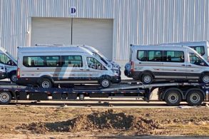 unidades da ford transit flagradas em frente a fabrica de montevideu uruguai