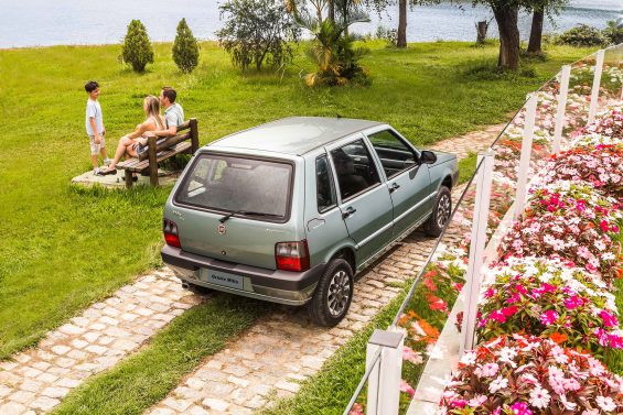 fiat uno serie especial mille grazie mille 2013 de traseira