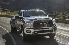 picape ram 3500 de frente em movimento