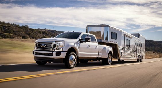 ford f 450 super duty limited crew cab branco frente rebocando um trailer