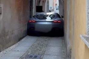 ferrari roma presa em rua apertada na italia