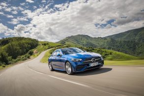mercedes benz c 200 amg line modelo europeu azul em uma estrada de montanha