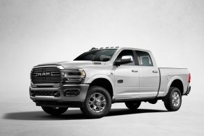 ram 2500 quarto de milha branca em estudio frente