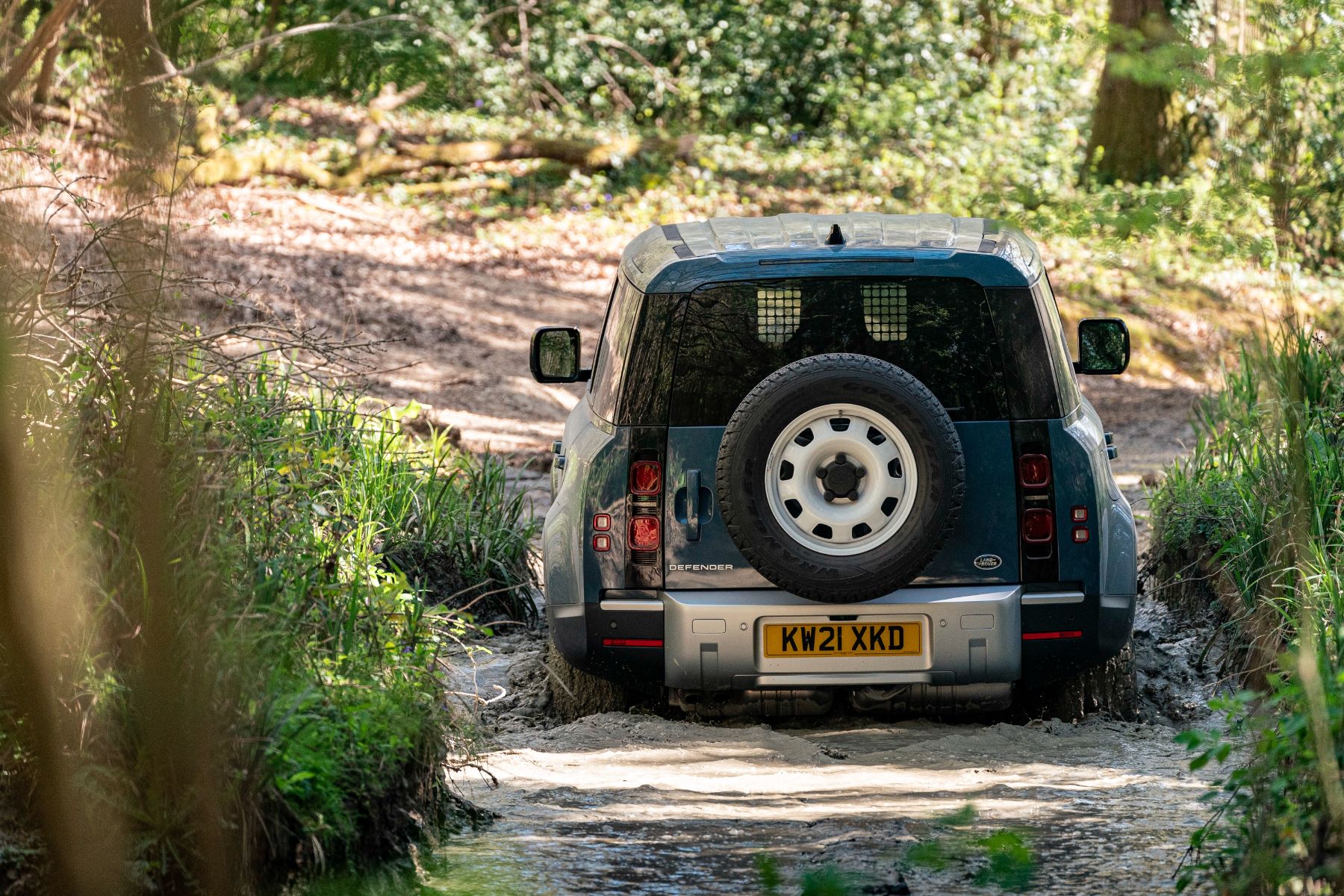 land rover defender 110 hard top atravessando corrego