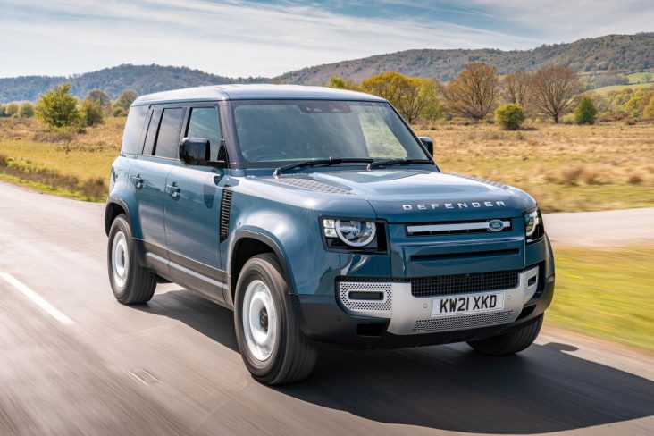 land rover defender 110 hard top na estrada