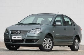 volkswagen polo sedan 2006 cinza de frente