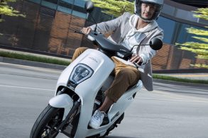 scooter honda u go de frente em movimento