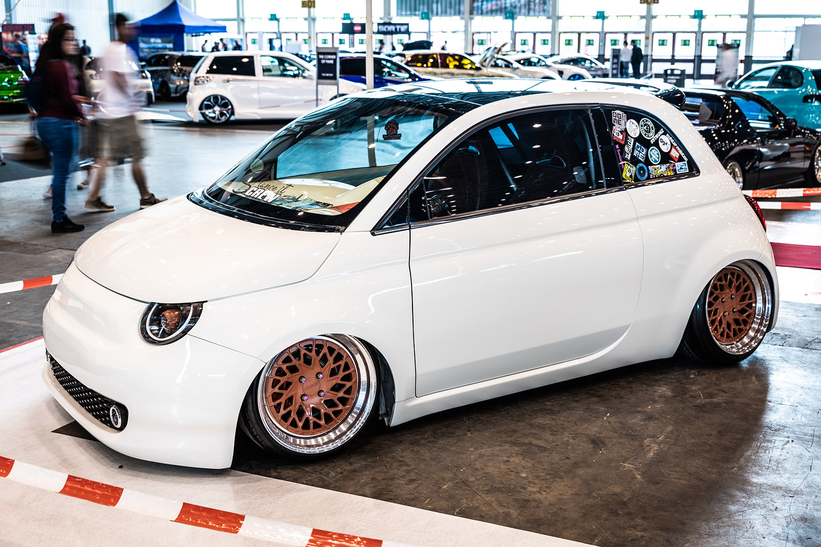 fiat 500 rebaixado com suspensao a ar em evento de tunning na suica