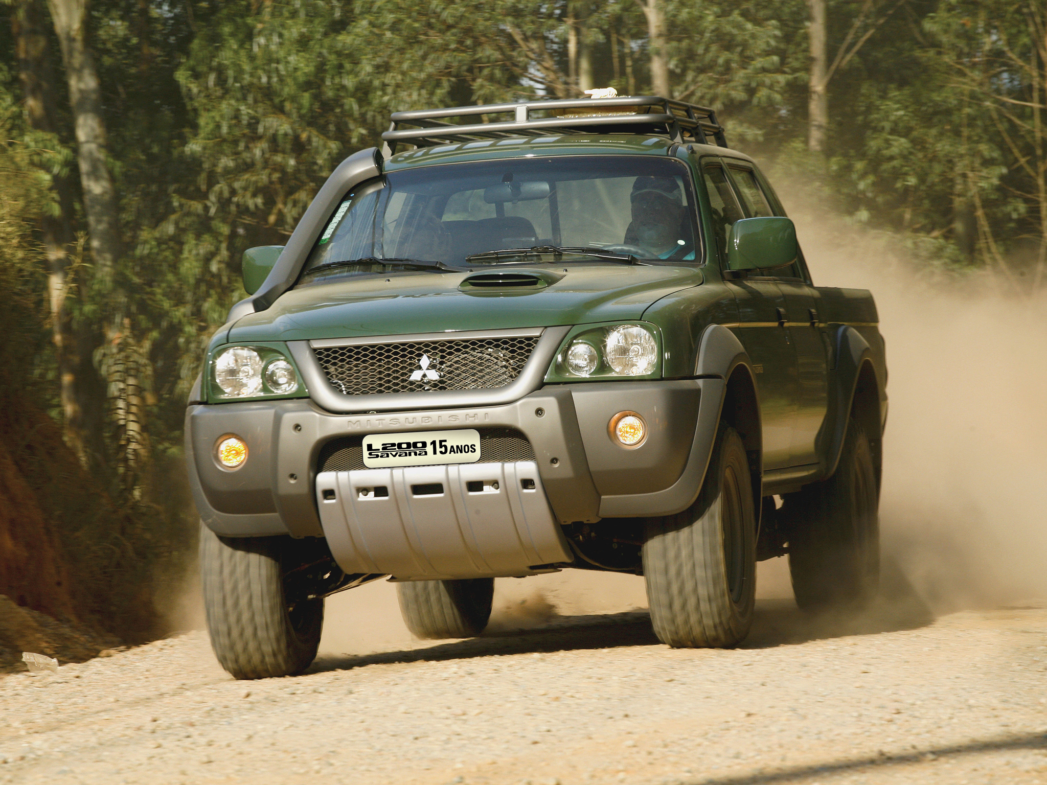 mitsubishi l200 savana 15 anos berde escuro em estrada de terra