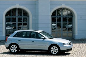 audi a3 primeira geracao com casa ao fundo