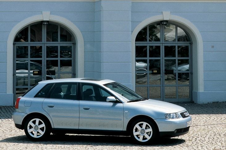 audi a3 primeira geracao com casa ao fundo