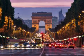 transito de paris a noite avenida champs elysees arco do triunfo ao fundo