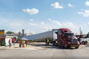acidente caminhao levando pa de turbiona eolica e atingido por trem no texas