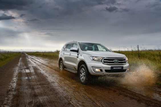 ford everest xlt prata frente em estrada de terra molhda