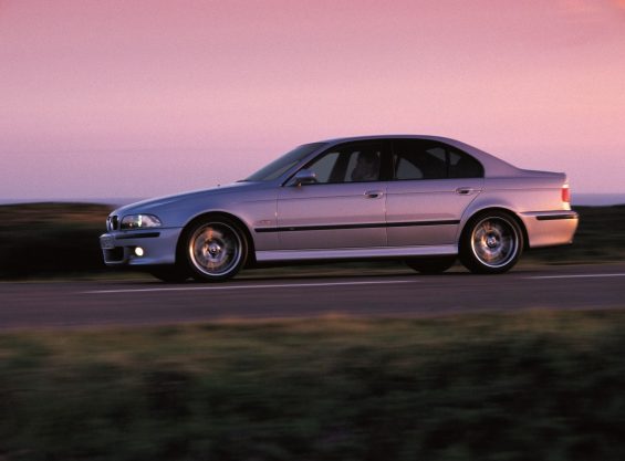 bmw m5 e38 lateral prata em movimento