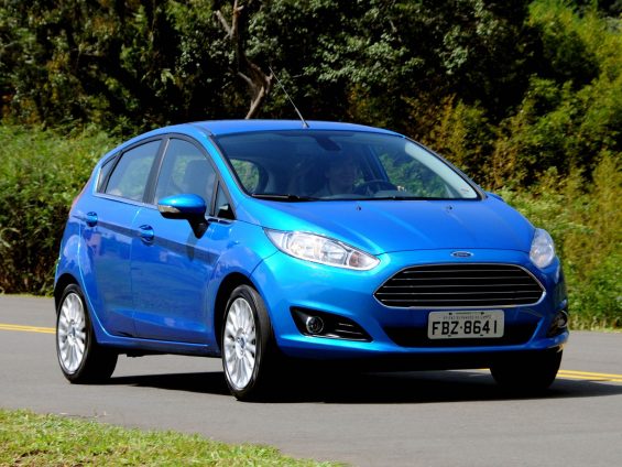 ford fiesta azul frente