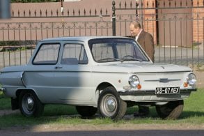 vladimir putin com seu carro zaporozhets 1972 branco
