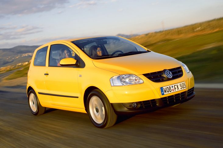 volkswagen fox amarelo duas portas de frente exportado europa