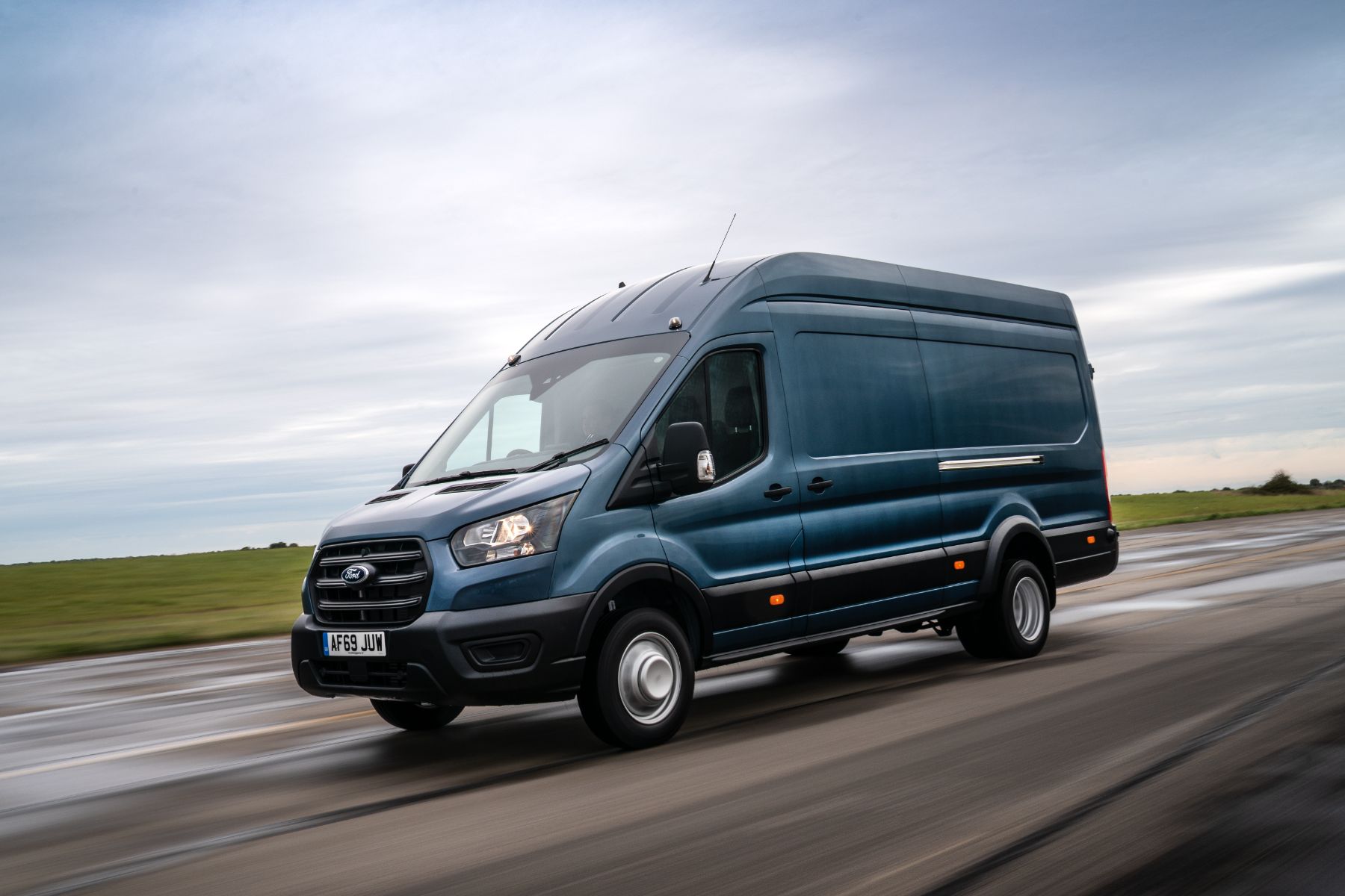 ford_transit_furgao-fechado-grande-frente-azul-em-movimento-modelo-europeu.jpeg