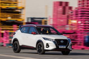 nissan kicks xplay serie especial branco de frente em movimento