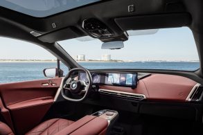 bmw ix sport interior acabamento vermelho