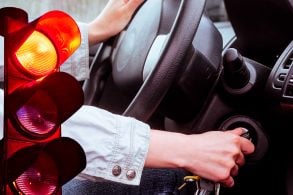 Desligar e ligar o motor do veículo no engarrafamento não é tão vantajoso assim como muitos pensam