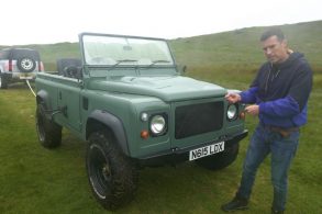 cabo de guerra entre dois land rover defender 2