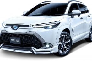 corolla cross branco de frente com kit de acessorios modellista aero parts set