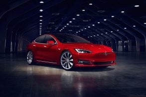 tesla model s p90d vermelho frente parado em estudio