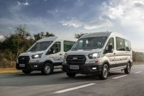 ford transit minibus frente prata duas unidades