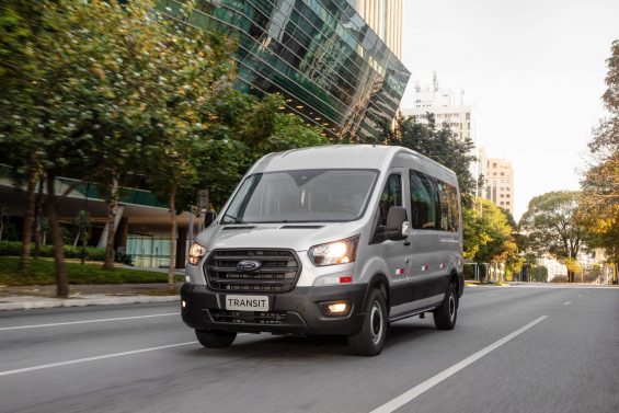 ford transit minibus frente prata em movimento cidade