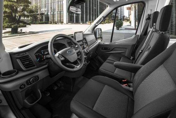 ford transit painel interior visto do lado do motorista