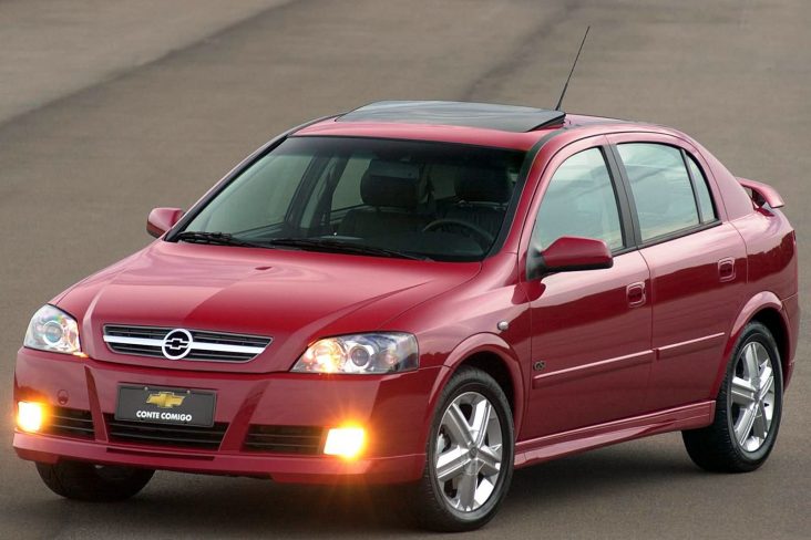 chevrolet astra gsi hatch vermelho de frente com farois acesos