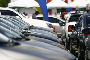 260920211632664323carros enfileirados em feira de veiculos usados e seminovos em salvador ba 1800x1200 ms rmndbeebbj