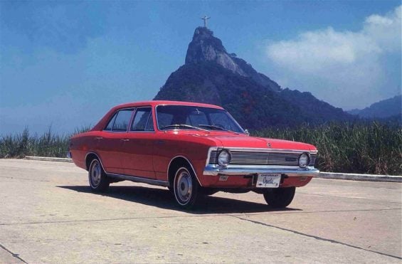 chevrolet opala vermelho quatro portas de frente com cristo redentor ao fundo