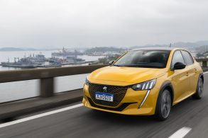 peugeot e 208 gt amarelo frente em movimento ponte