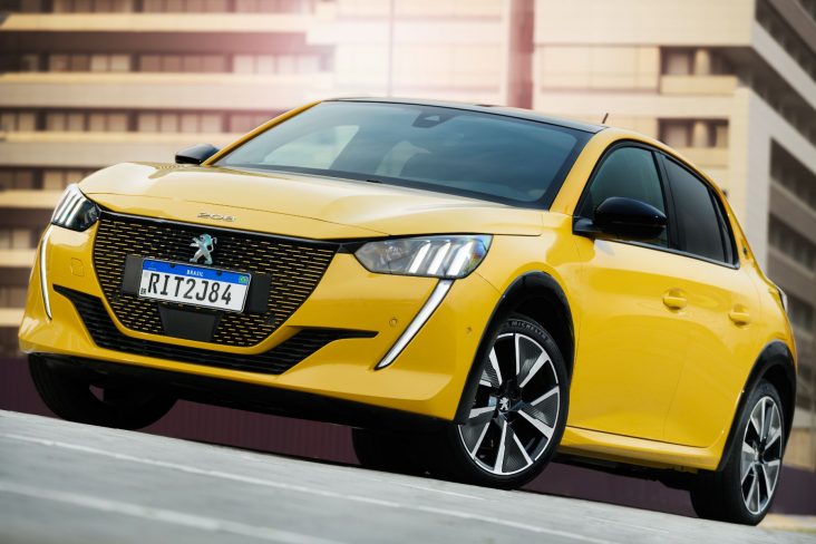 peugeot e 208 gt amarelo frente paraddo cidade