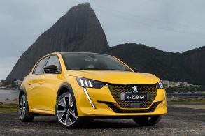 peugeot e 208 gt amarelo frente parado pao de acucar ao fundo2