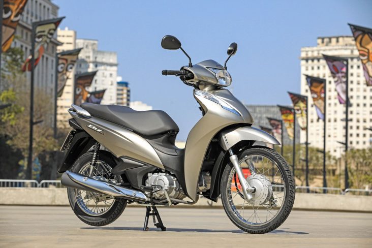 honda biz 110i prata frente parada