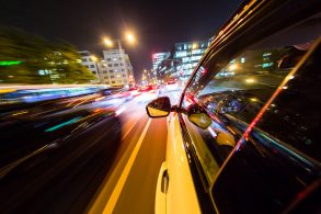 dois carros acelerando batendo pega shutterstock