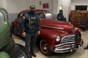 policiais federais da argentina posam durante operacao para desbaratar quadrilha dos carros antigos