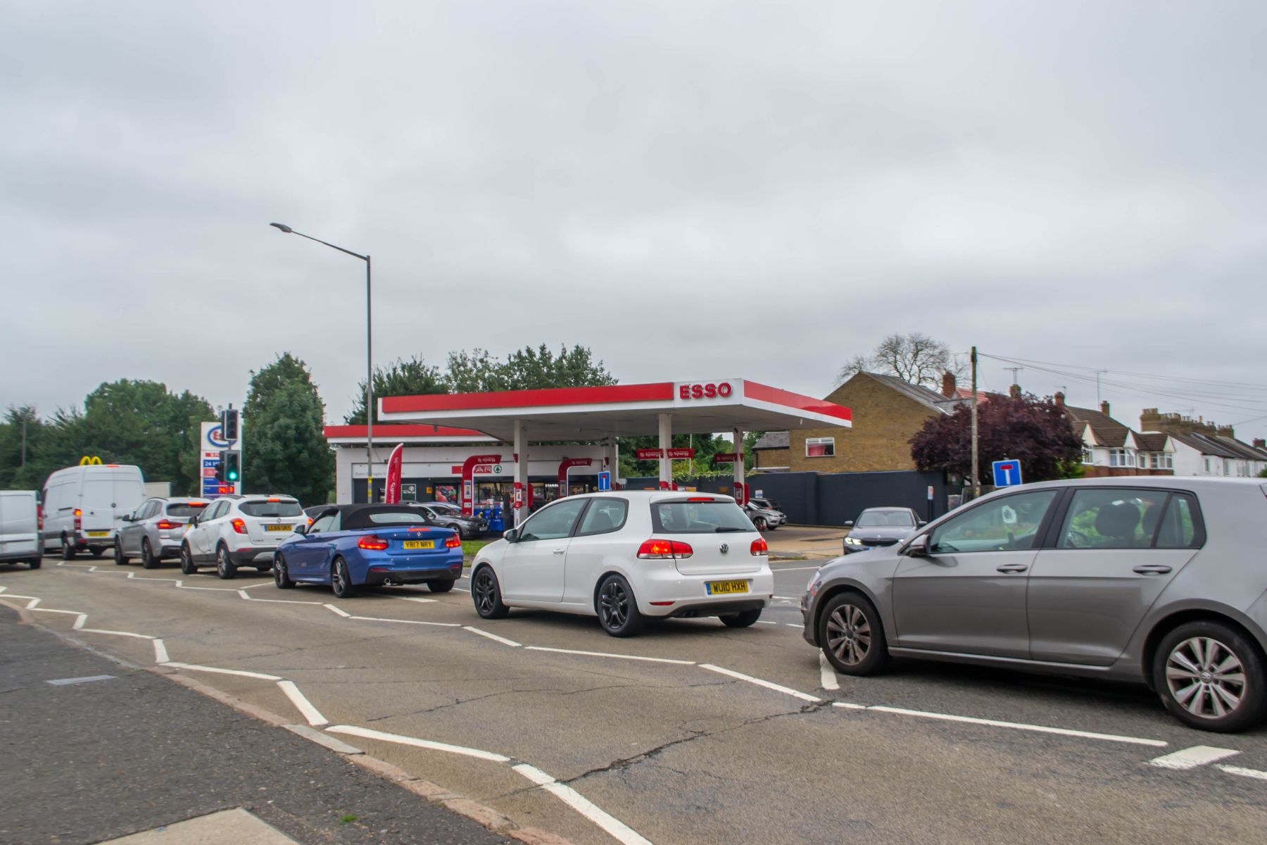 fila em posto de gasolina esso na inglaterra reino unido racionamento crise shutterstock