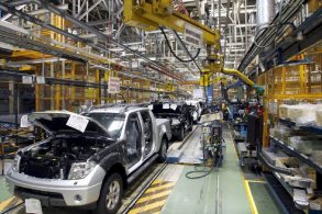 fabrica nissan frontier barcelona shutterstock