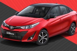 toyota yaris indiano vermelho com o teto preto de frente
