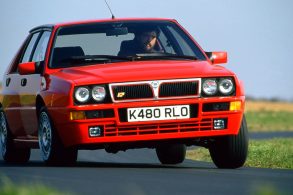 lancia delta hf integrale vermelho frente fazendo curva