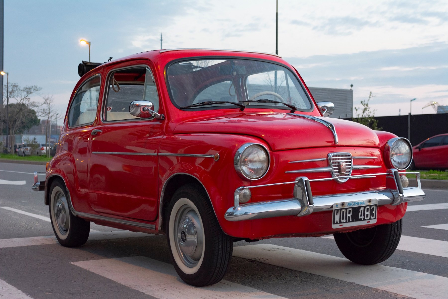 fiat 600 vermelho de frente circulando em buenos aires na argentina