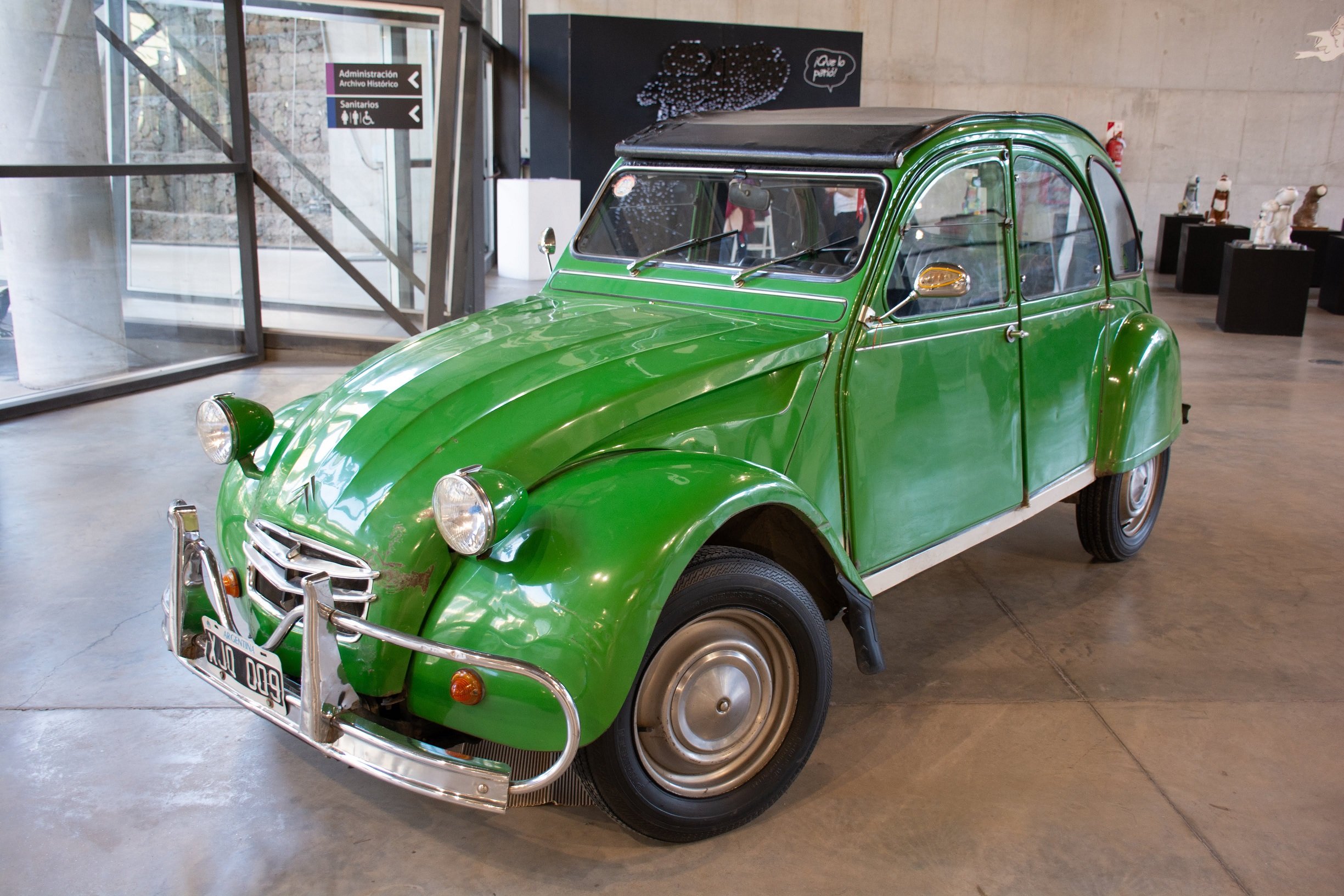 citroen 3cv verde de frente em exibicao em museu em cordoba na argentina