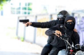 dois ladroes em moto