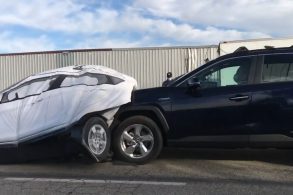 teste frenagem autonoma toyota rav4 simulacao de chuva
