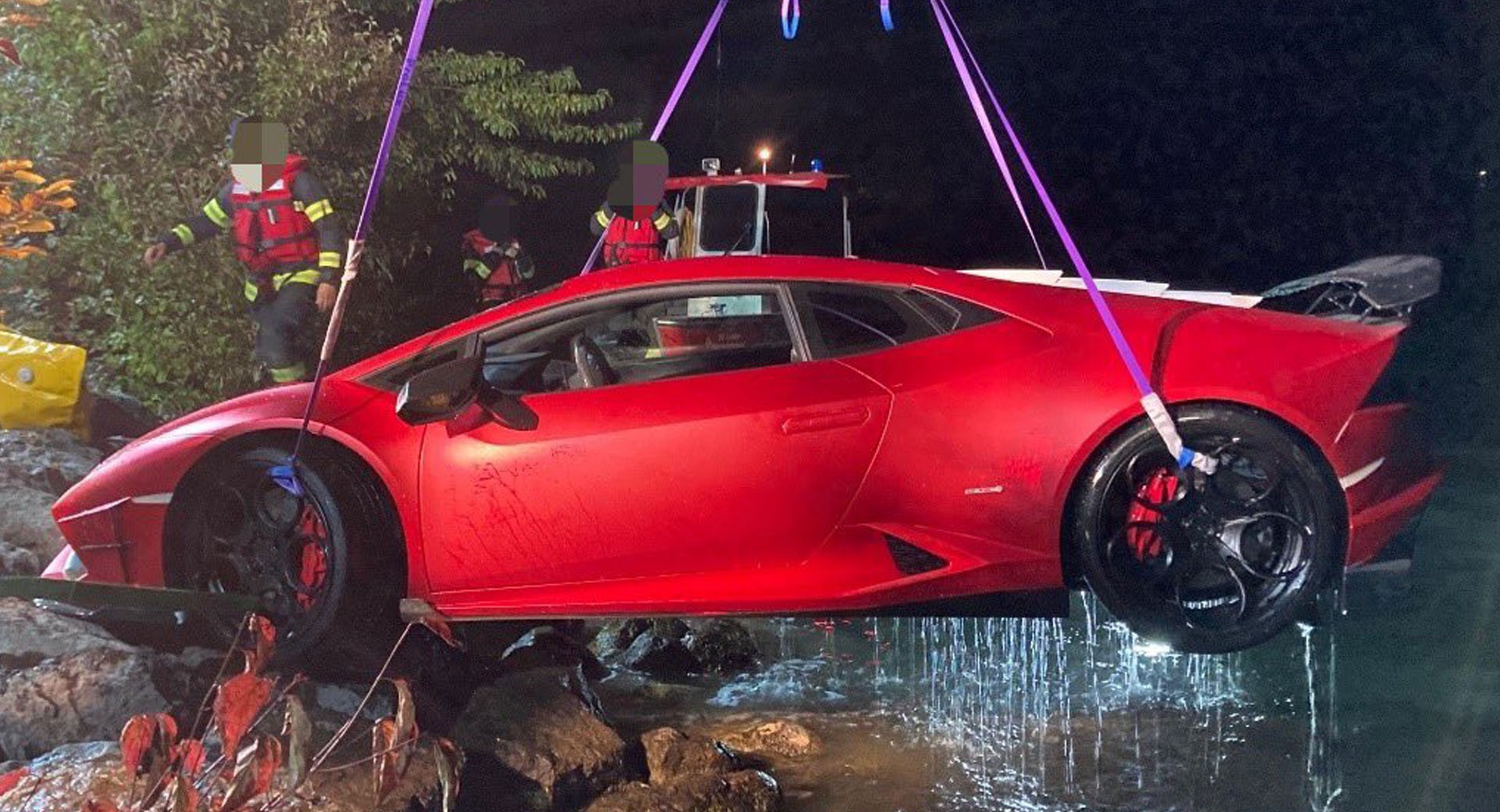 Motorista confunde pedais e joga Lamborghini em lago